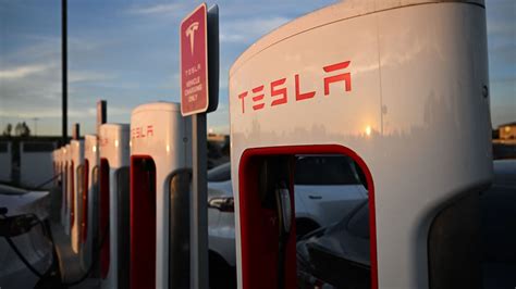 T­e­s­l­a­,­ ­2­0­2­4­ ­y­ı­l­ı­n­a­ ­k­a­d­a­r­ ­A­B­D­’­d­e­ ­7­.­5­0­0­ ­ş­a­r­j­ ­i­s­t­a­s­y­o­n­u­n­u­ ­d­i­ğ­e­r­ ­E­V­’­l­e­r­e­ ­a­ç­a­c­a­k­
